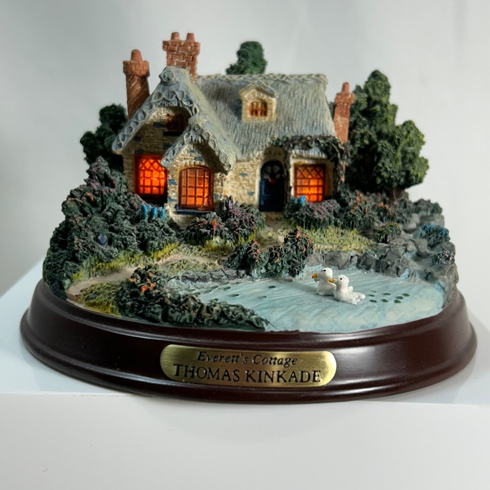 Thomas Kinkade‎ Everett's Cottage Miniature Light Up Sculpture Village Scene